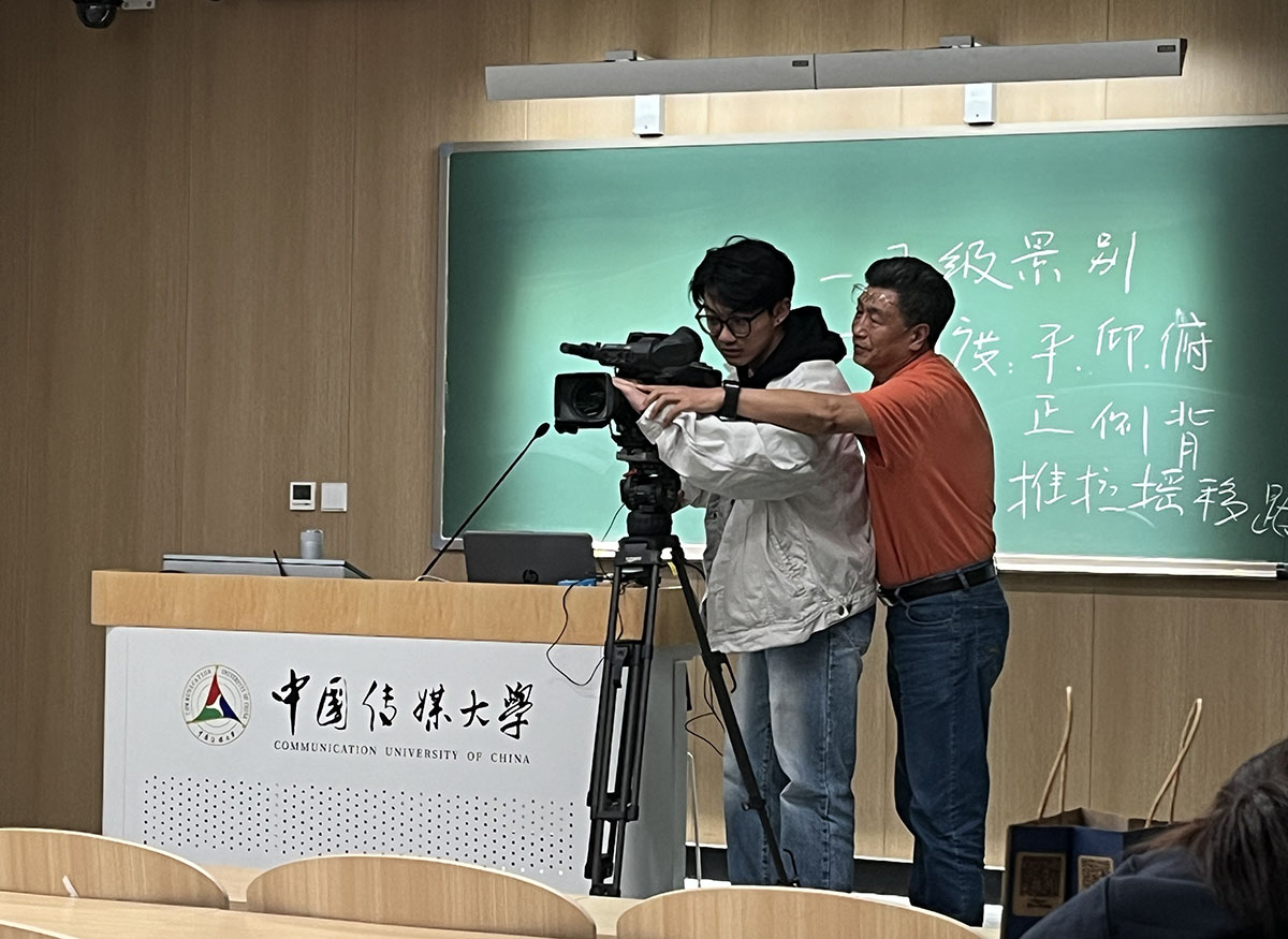 校园生活教室摄像